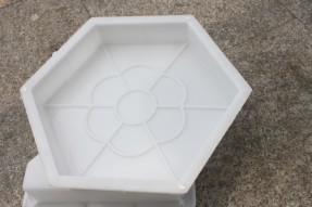 六棱塊護(hù)坡塑料模具什么材質(zhì)的好？